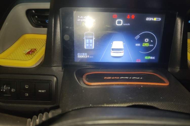 Used Wuling Hongguang MINIEV 2020 Freedom Version Lithium Iron Phosphate Odometer Close Up