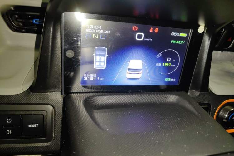 Used Wuling Hongguang MINIEV 2020 Enjoyment Model Lithium Iron Phosphate Odometer Close Up