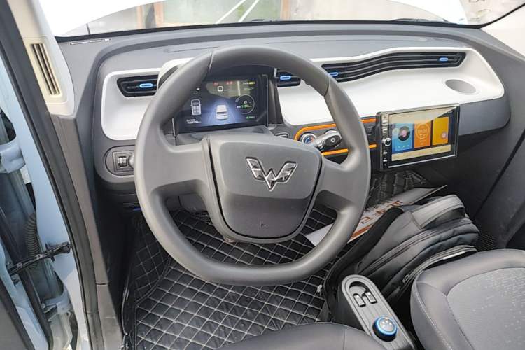 Used Wuling Hongguang MINIEV 2020 Enjoyment Model Lithium Iron Phosphate Steering Wheel