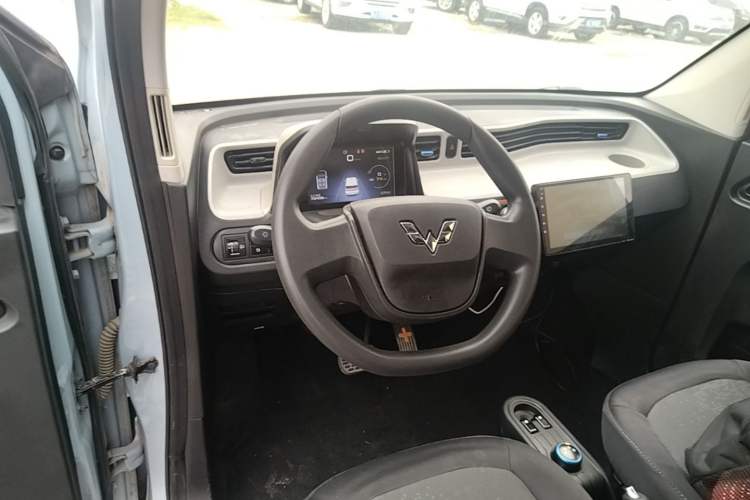 Used Wuling Hongguang MINIEV 2020 Enjoyment Model Lithium Iron Phosphate Steering Wheel