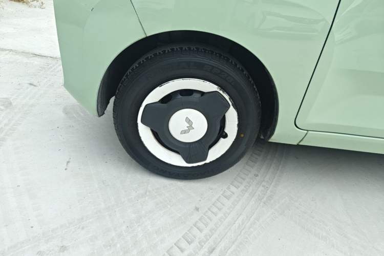Used Wuling Hongguang MINIEV 2020 Zizai Version Lithium-NMC Left Front Wheel Hub