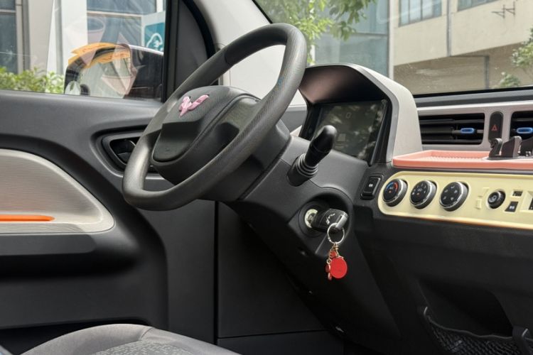 Used Wuling Hongguang MINIEV 2020 Zizai Version Lithium-NMC Interior 4