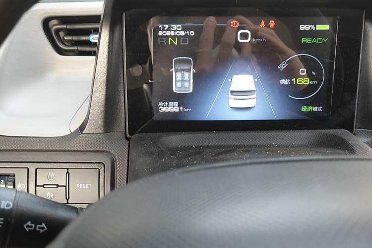 Used Wuling Hongguang MINIEV 2020 Enjoyment Model Lithium Iron Phosphate Odometer Close Up