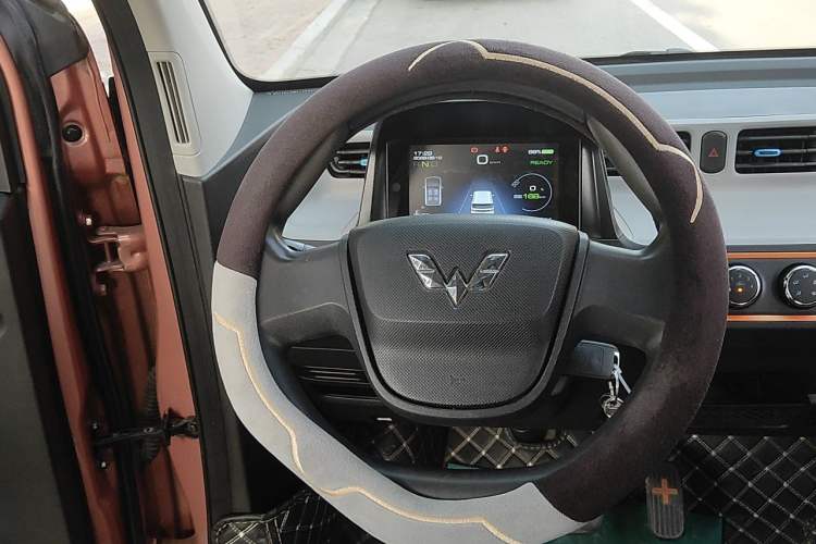 Used Wuling Hongguang MINIEV 2020 Enjoyment Model Lithium Iron Phosphate Steering Wheel