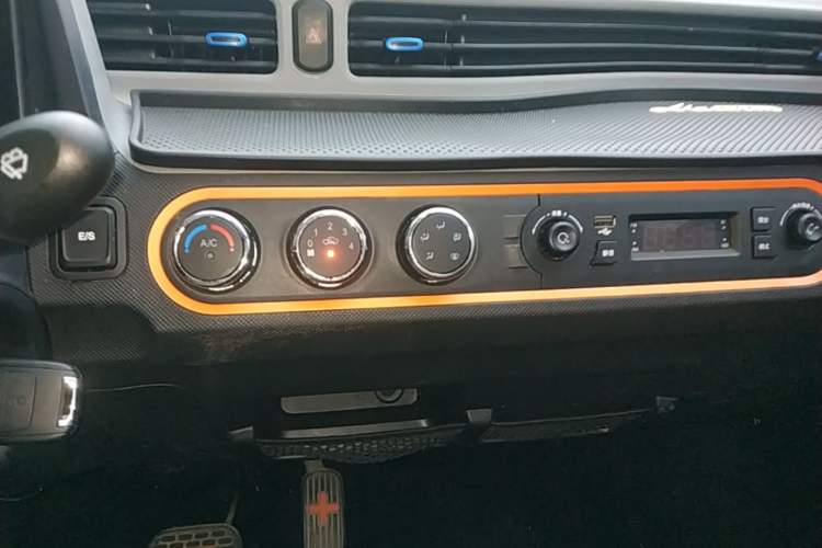 Used Wuling Hongguang MINIEV 2020 Enjoyment Model Lithium Iron Phosphate Audio And AC Panel