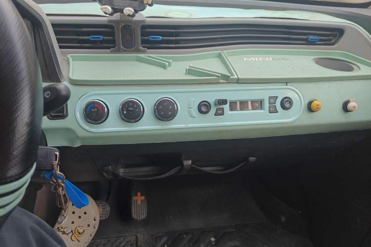 Used Wuling Hongguang MINIEV 2020 Freedom Version Lithium Iron Phosphate Audio And AC Panel