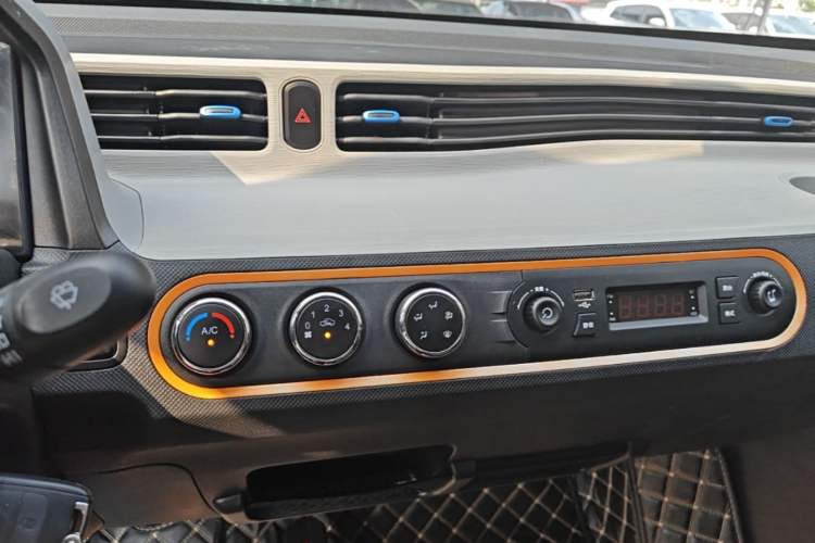 Used Wuling Hongguang MINIEV 2020 Zizai Version Lithium-NMC Audio And AC Panel