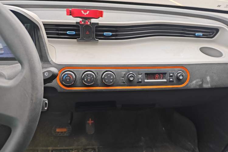 Used Wuling Hongguang MINIEV 2020 Freedom Version Lithium Iron Phosphate Audio And AC Panel