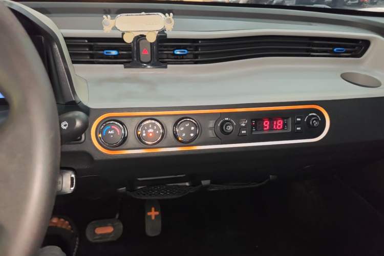 Used Wuling Hongguang MINIEV 2020 Freedom Version Lithium Iron Phosphate Audio And AC Panel