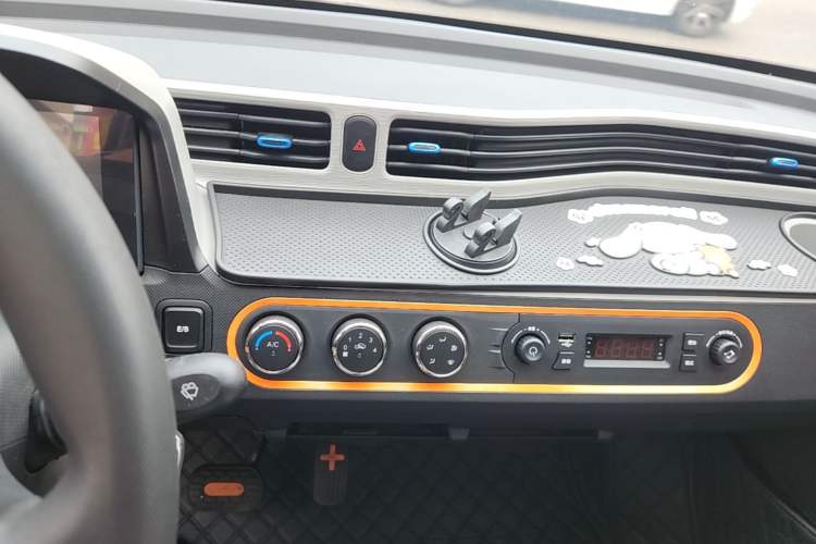 Used Wuling Hongguang MINIEV 2020 Enjoyment Model Lithium Iron Phosphate Audio And AC Panel