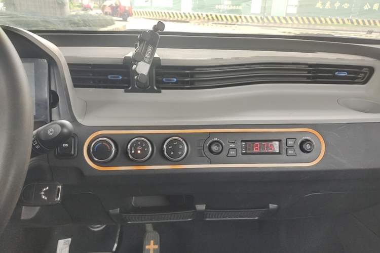 Used Wuling Hongguang MINIEV 2020 Lite Version Lithium Iron Phosphate Audio And AC Panel