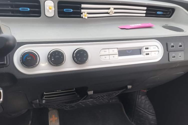 Used Wuling Hongguang MINIEV 2020 Zizai Version Lithium-NMC Audio And AC Panel