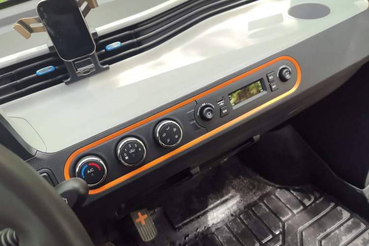 Used Wuling Hongguang MINIEV 2020 Enjoyment Model Lithium Iron Phosphate Audio And AC Panel
