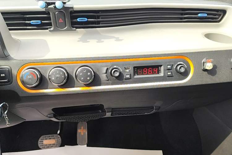 Used Wuling Hongguang MINIEV 2020 Zizai Version Lithium-NMC Audio And AC Panel