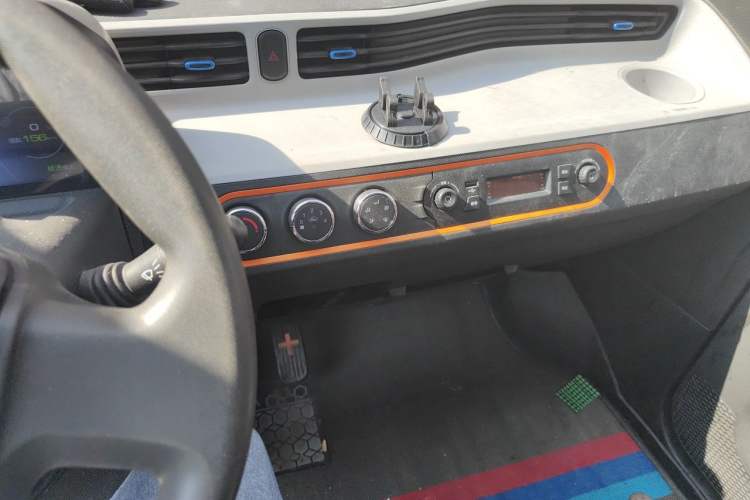 Used Wuling Hongguang MINIEV 2020 Enjoyment Model Lithium Iron Phosphate Audio And AC Panel