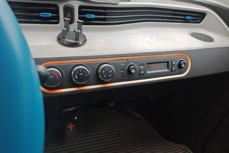 Used Wuling Hongguang MINIEV 2020 Enjoyment Model Lithium Iron Phosphate Audio And AC Panel