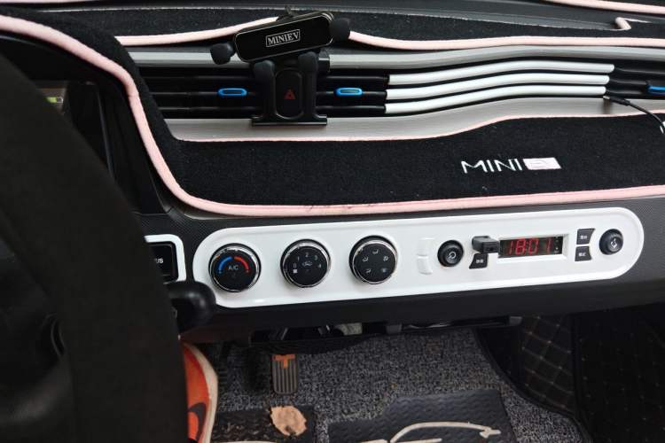 Used Wuling Hongguang MINIEV 2020 Enjoyment Model Lithium Iron Phosphate Audio And AC Panel