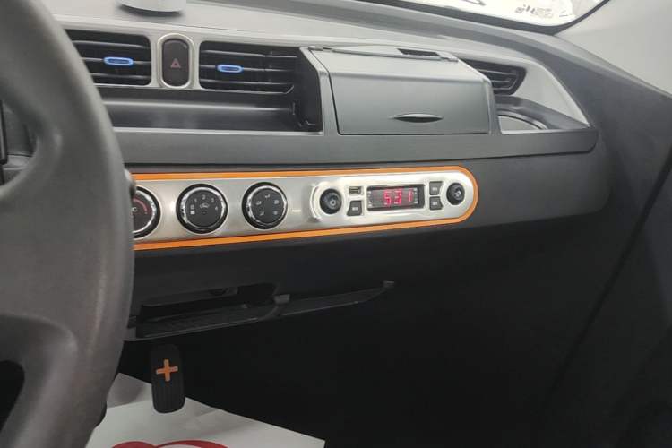Used Wuling Hongguang MINIEV 2020 Enjoyment Model Lithium Iron Phosphate Audio And AC Panel