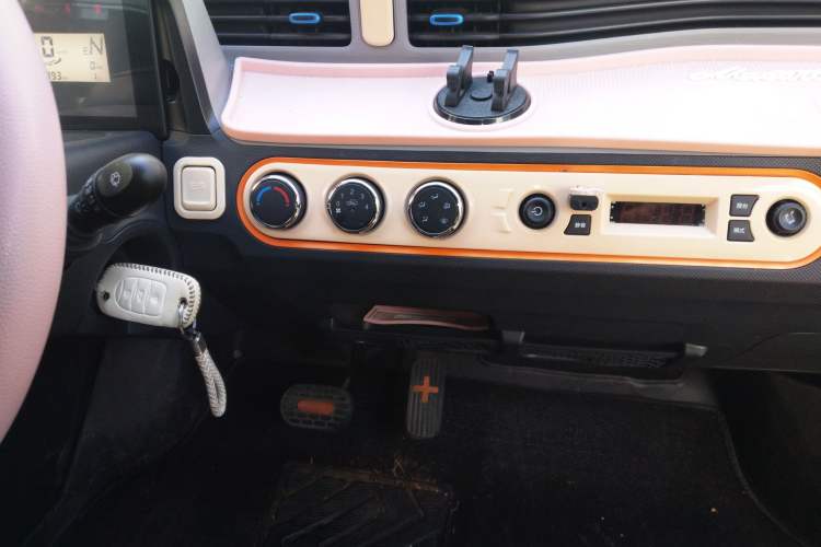 Used Wuling Hongguang MINIEV 2020 Lite Version Lithium Iron Phosphate Audio And AC Panel