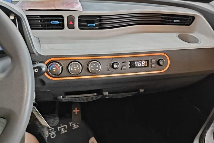Used Wuling Hongguang MINIEV 2020 Zizai Version Lithium-NMC Audio And AC Panel