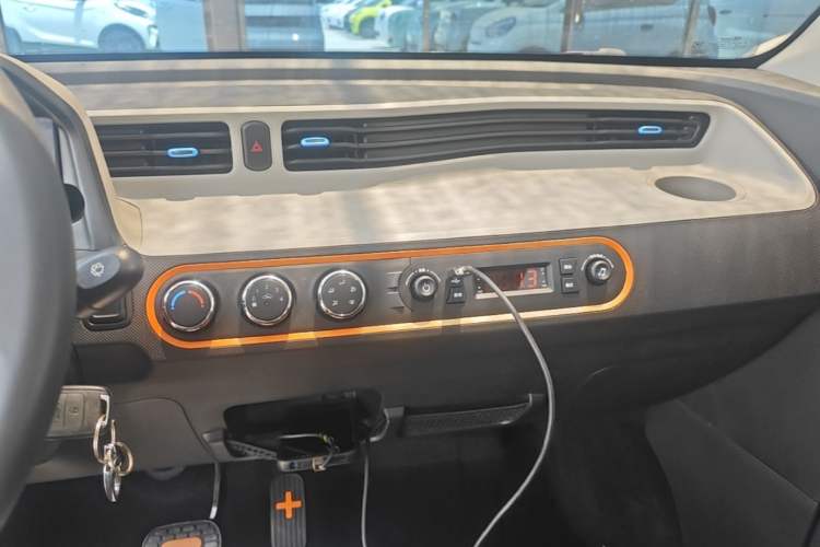 Used Wuling Hongguang MINIEV 2020 Easy Version Lithium-Ion Battery Audio And AC Panel