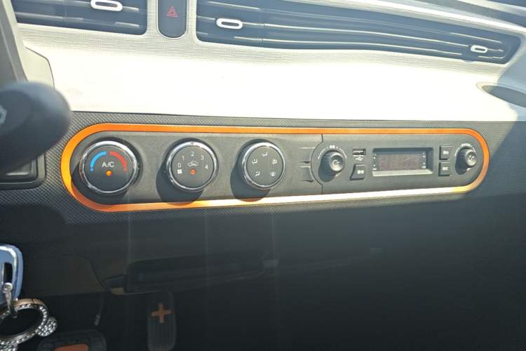 Used Wuling Hongguang MINIEV 2020 Zizai Version Lithium-NMC Audio And AC Panel