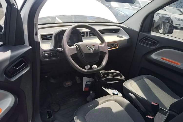 Used Wuling Hongguang MINIEV 2020 Enjoyment Model Lithium Iron Phosphate Center Console
