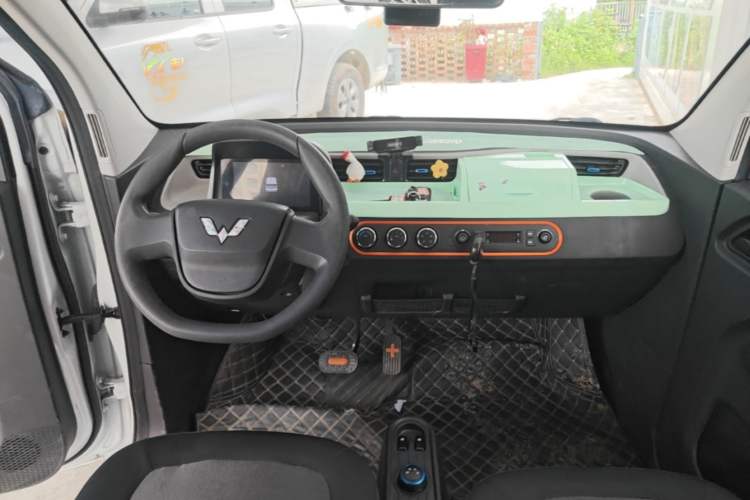 Used Wuling Hongguang MINIEV 2020 Freedom Version Lithium Iron Phosphate Center Console