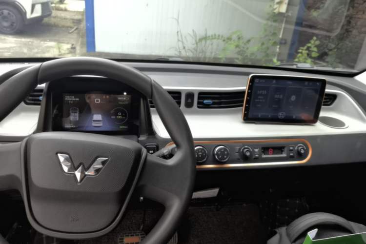Used Wuling Hongguang MINIEV 2020 Enjoyment Model Lithium Iron Phosphate Center Console