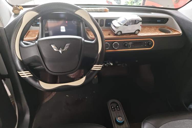Used Wuling Hongguang MINIEV 2020 Freedom Version Lithium Iron Phosphate Center Console