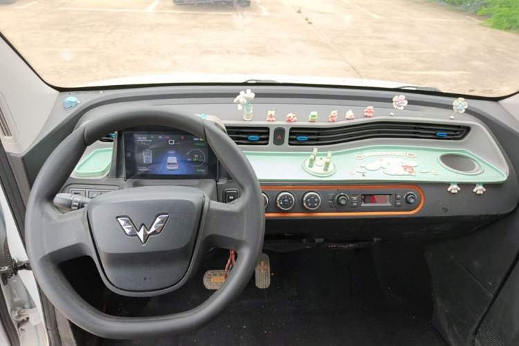 Used Wuling Hongguang MINIEV 2020 Freedom Version Lithium Iron Phosphate Center Console