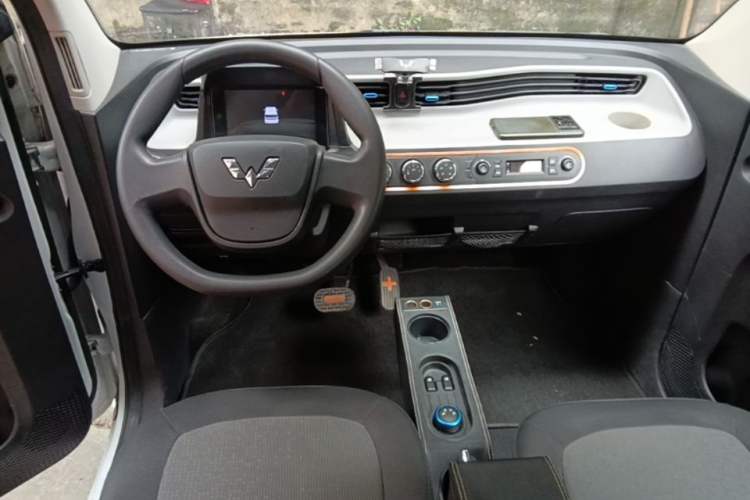 Used Wuling Hongguang MINIEV 2020 Freedom Version Lithium Iron Phosphate Center Console