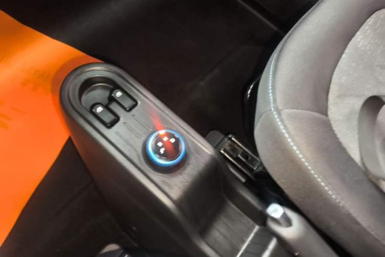 Used Wuling Hongguang MINIEV 2020 Easy Version Lithium-Ion Battery Gear Lever