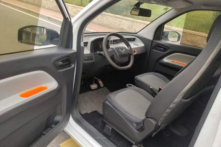 Used Wuling Hongguang MINIEV 2020 Enjoyment Model Lithium Iron Phosphate Interior 1