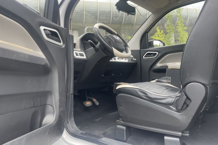 Used Wuling Hongguang MINIEV 2020 Enjoyment Model Lithium Iron Phosphate Interior 4