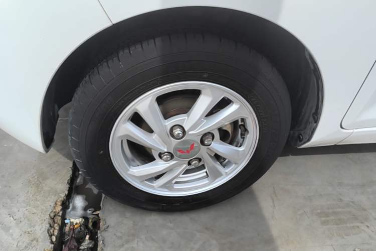 Used Wuling Hongguang MINIEV 2020 Freedom Version Lithium Iron Phosphate Left Front Wheel Hub