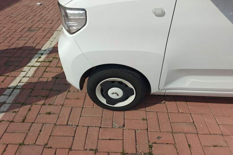 Used Wuling Hongguang MINIEV 2020 Lite Version Lithium Iron Phosphate Left Front Wheel Hub