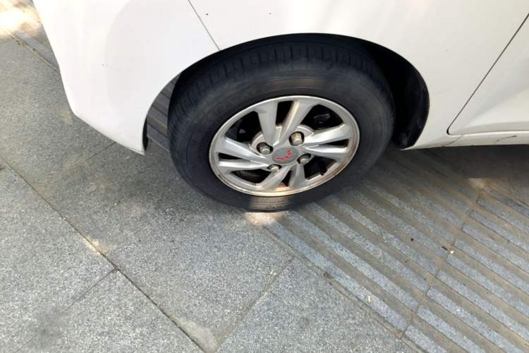 Used Wuling Hongguang MINIEV 2020 Zizai Version Lithium-NMC Left Front Wheel Hub