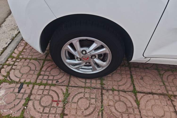 Used Wuling Hongguang MINIEV 2020 Zizai Version Lithium-NMC Left Front Wheel Hub