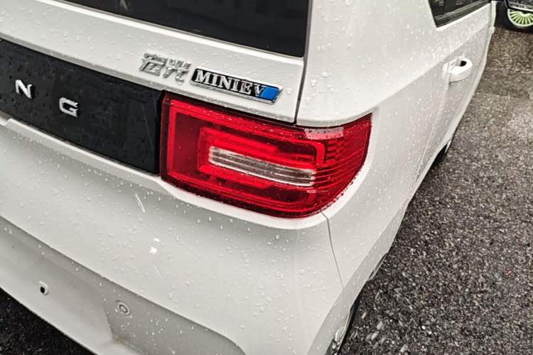 Used Wuling Hongguang MINIEV 2020 Freedom Version Lithium Iron Phosphate Right Rear Taillight