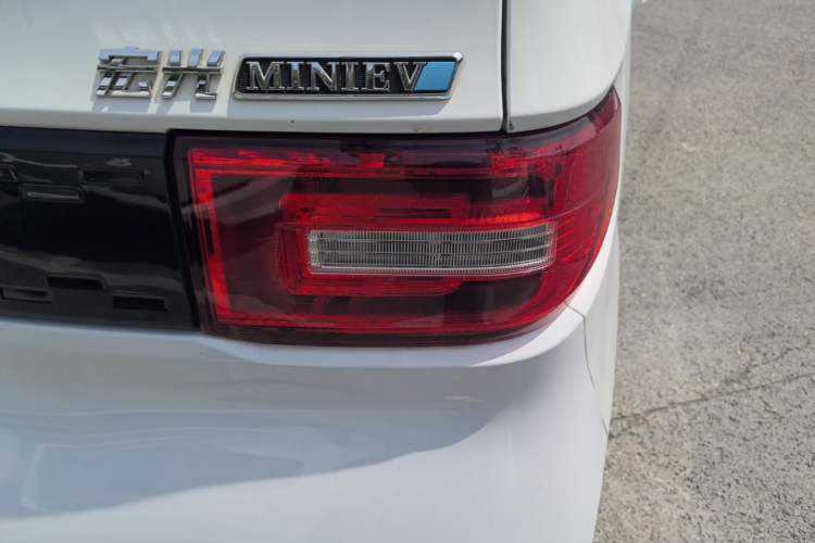 Used Wuling Hongguang MINIEV 2020 Zizai Version Lithium-NMC Right Rear Taillight