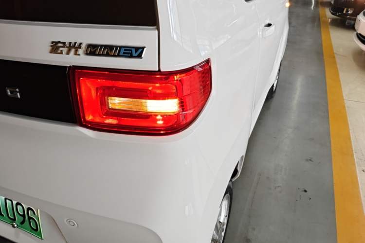 Used Wuling Hongguang MINIEV 2020 Zizai Version Lithium-NMC Right Rear Taillight