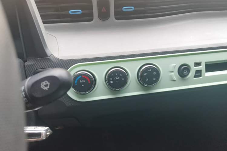 Used Wuling Hongguang MINIEV 2020 Zizai Version Lithium-NMC Audio And AC Panel