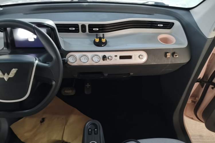 Used Wuling Hongguang MINIEV 2021 Macaron Premium Model – Lithium Iron Phosphate Audio And AC Panel