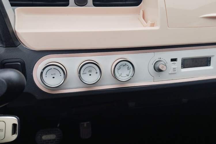 Used Wuling Hongguang MINIEV 2021 Macaron Premium Model – Lithium Iron Phosphate Audio And AC Panel