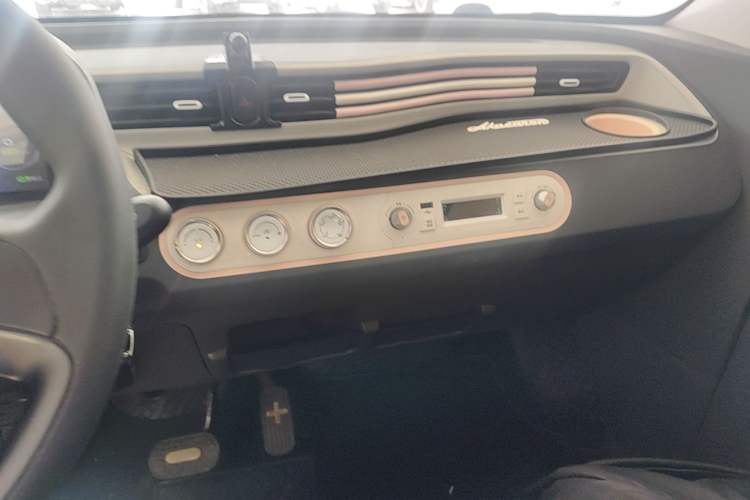 Used Wuling Hongguang MINIEV 2021 Macaron Fashion Model Lithium Iron Phosphate Audio And AC Panel
