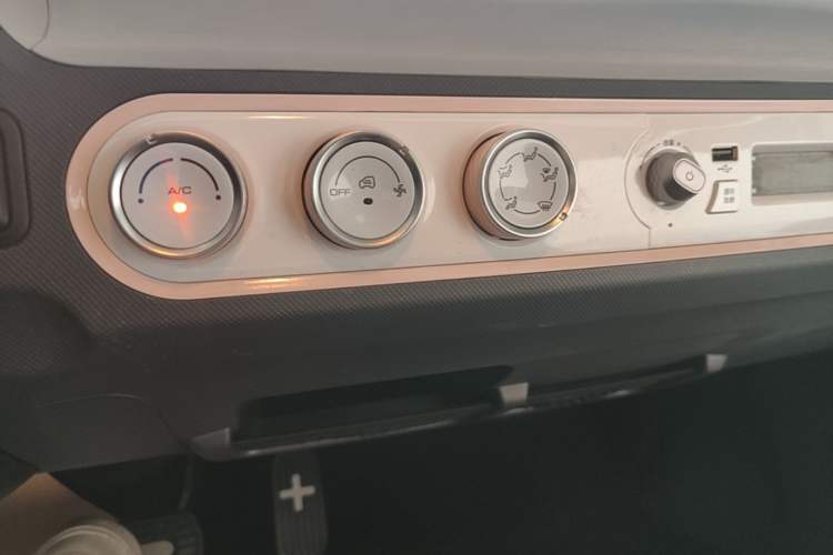 Used Wuling Hongguang MINIEV 2021 Macaron Premium Model – Lithium Iron Phosphate Audio And AC Panel