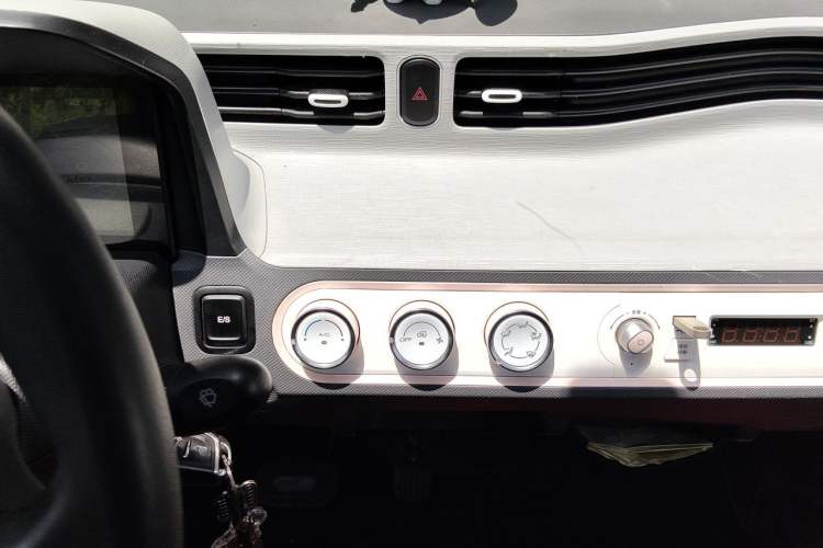 Used Wuling Hongguang MINIEV 2021 Macaron Premium Model – Lithium Iron Phosphate Audio And AC Panel