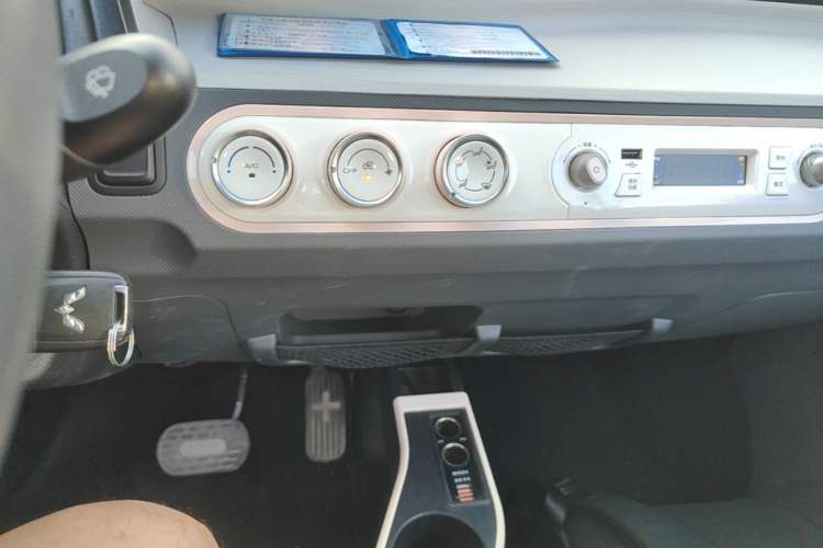 Used Wuling Hongguang MINIEV 2021 Macaron Sandwich Model 170 km Lithium Ternary Audio And AC Panel