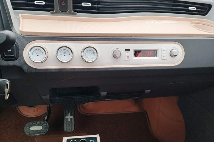 Used Wuling Hongguang MINIEV 2021 Macaron Premium Model – Lithium Iron Phosphate Audio And AC Panel
